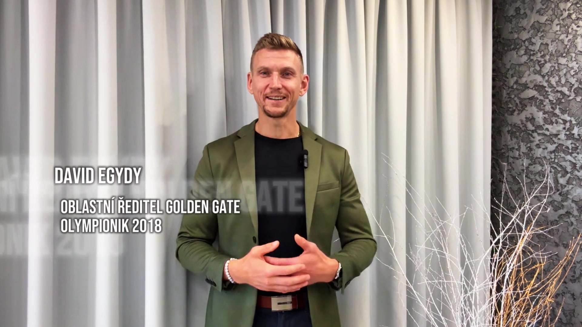 David Egydy v zeleném saku ve videu s titulky